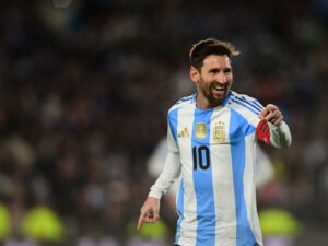 Argentina triunfa con doblete de Messi
